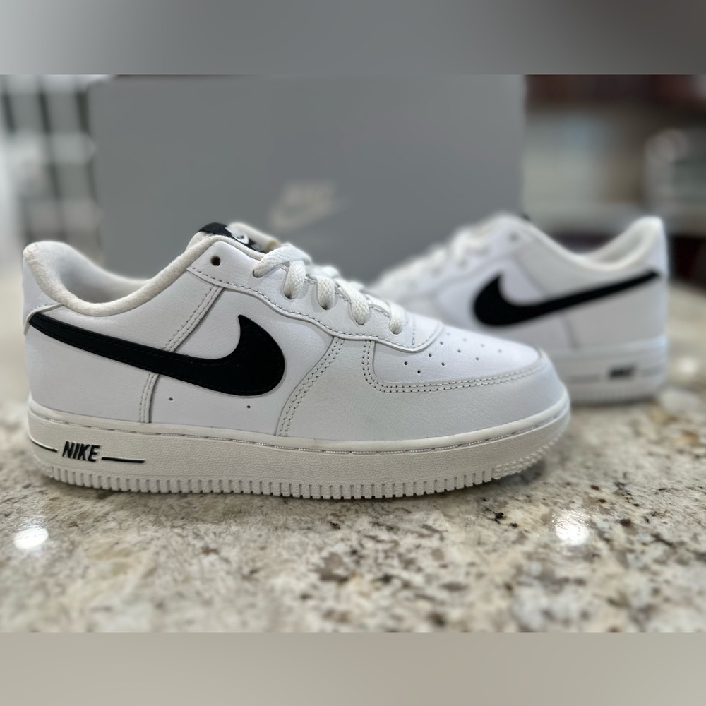 Nike Air Force 1 Youth  size 3 right shoe outsole slightly yellow otherwise new
